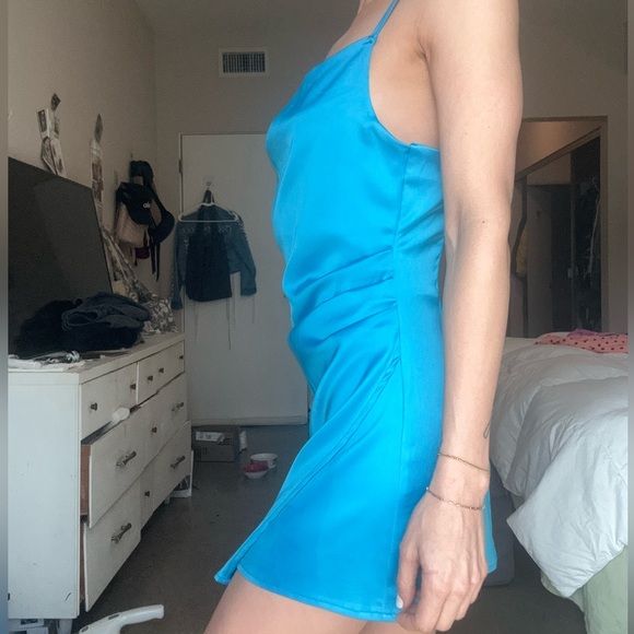 THE DRESS IS LARGE ON ME THATS WHY IT HANGS IN THE BACK. Never worn - Picture 6 of 7